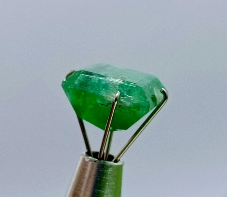 2.5 Carats Step Cut Emerald Shape Green Natural  Emerald Gemstone from Pakistan - Image 2 of 4