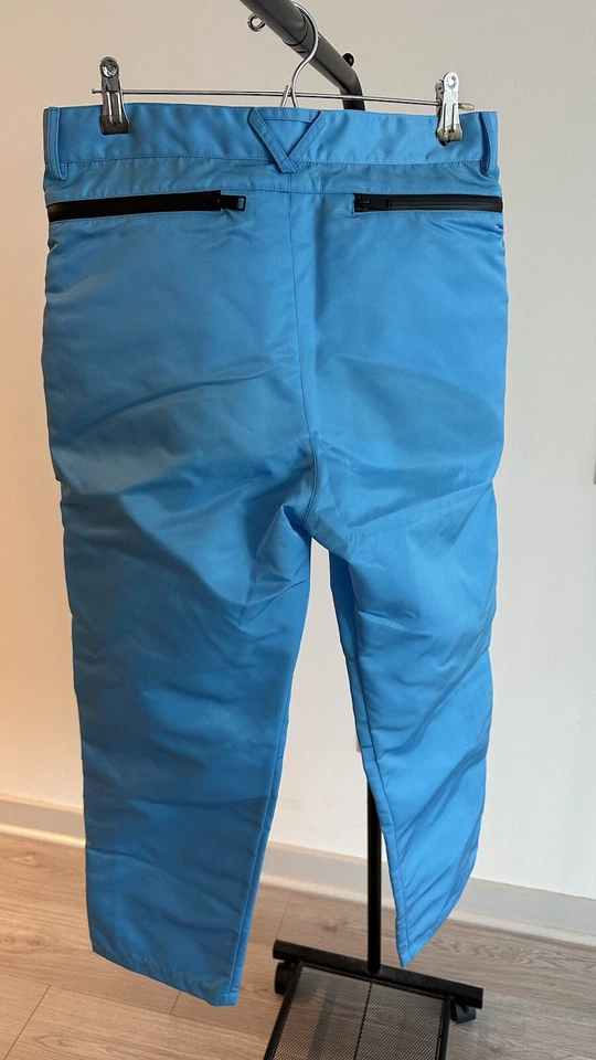 Pantalones de pierna recta de nailon Bottega Veneta azul para hombre 32 Foto 2 de 4