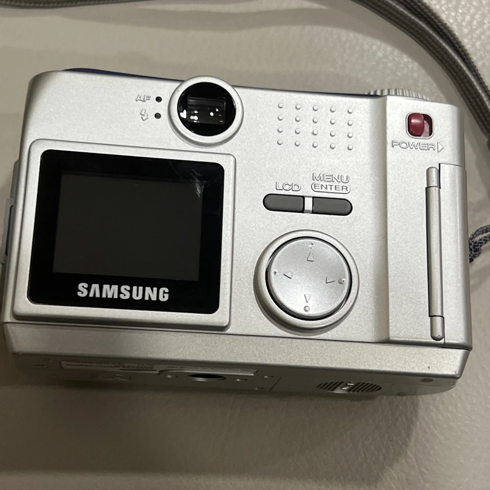 Samsung Digimax 200 2.1 MP Digital Silver Camera - Image 3 of 3