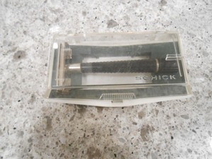 Vintage Schick Krona Double Edge Safety Razor Twist To Open Pre-Owned w/Case
