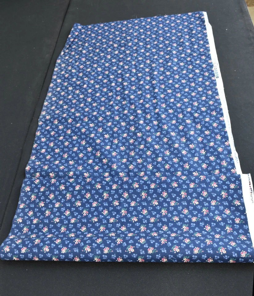 Tela de algodón VIP Cranston Print Works azul marino con flores púrpuras 44" x 2 yardas 16" Foto 4 de 4