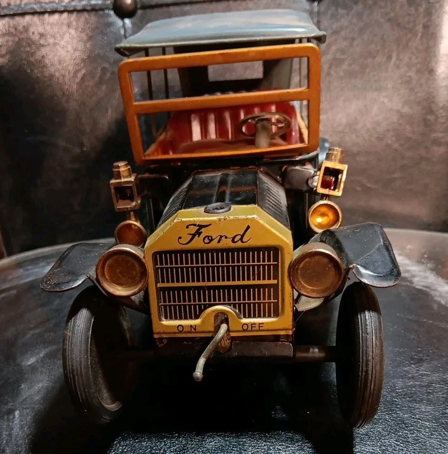 Coche de fricción de metal Ford rojo vintage años 60 con pilas hecho en Japón Foto 2 de 4