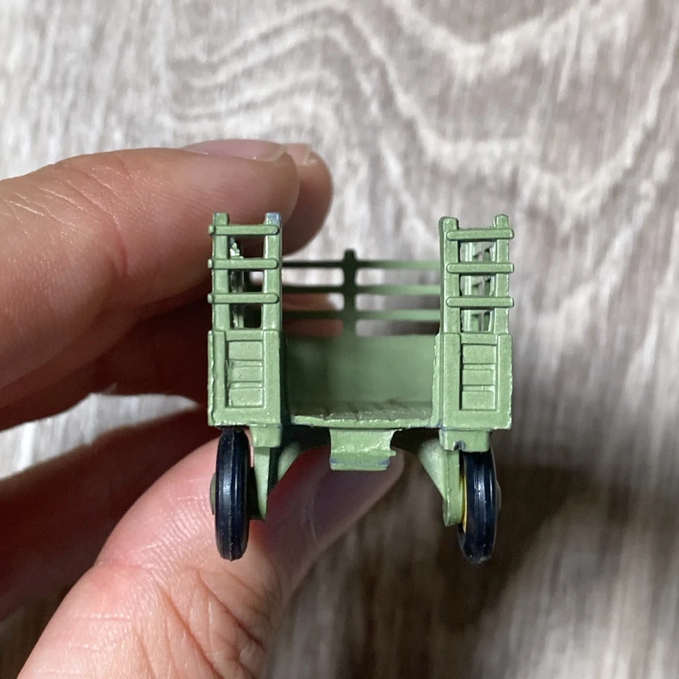 Remolque de granja Husky diecast vintage de juguete verde con rampa hecho en Gran Bretaña Foto 3 de 4