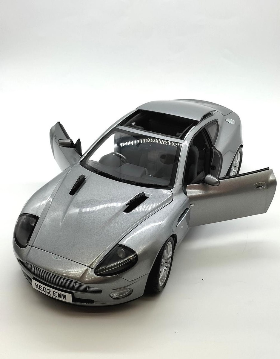 Kyosho 1/12 ASTON MARTIN V12 VANQUISH 007 Bond Car | eBay