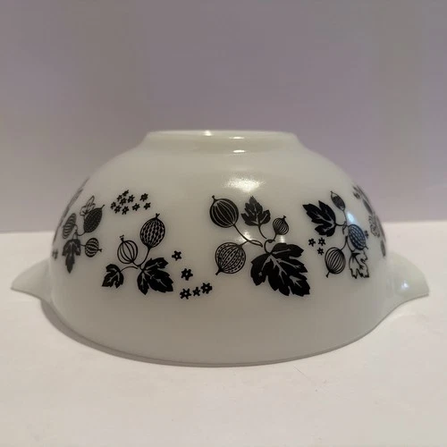 Vintage Pyrex Black and White Gooseberry #443 Cinderlla 2 1/2 Quart Bowl