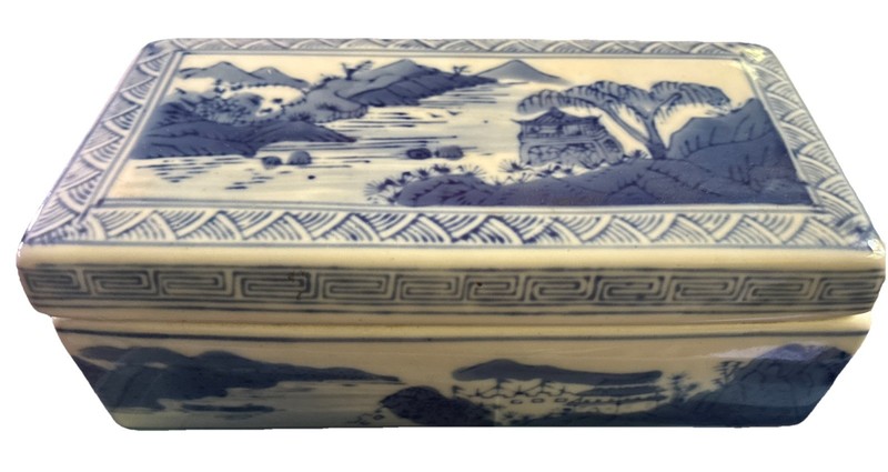 antique Chinese blue and white porcelain trinket box featuring a  Hand Oainted L
