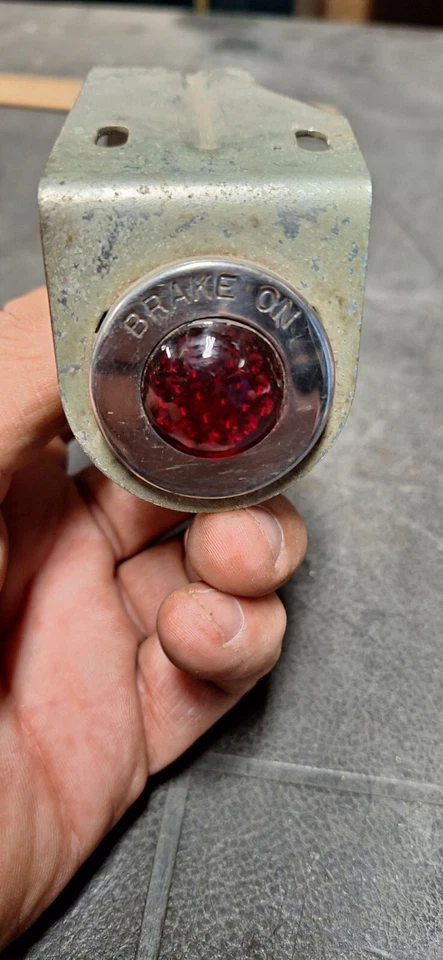 Luz de advertencia de alarma de freno de emergencia BUICK 1950-1952 Underdash original Foto 2 de 4