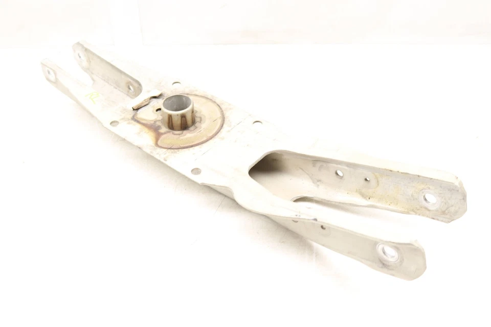 Mercedes-Benz CLA45 AMG 2020 - brazo de control inferior trasero 2473523700 Foto 2 de 4