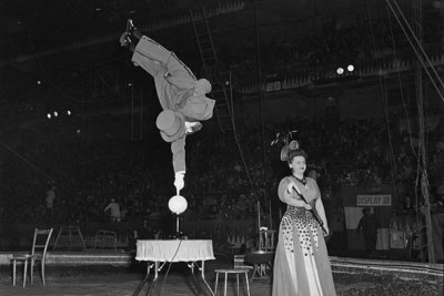 Performer Balances On A Ball 1948 Ringling Barnum & Bailey Circus 4x6 FOTO