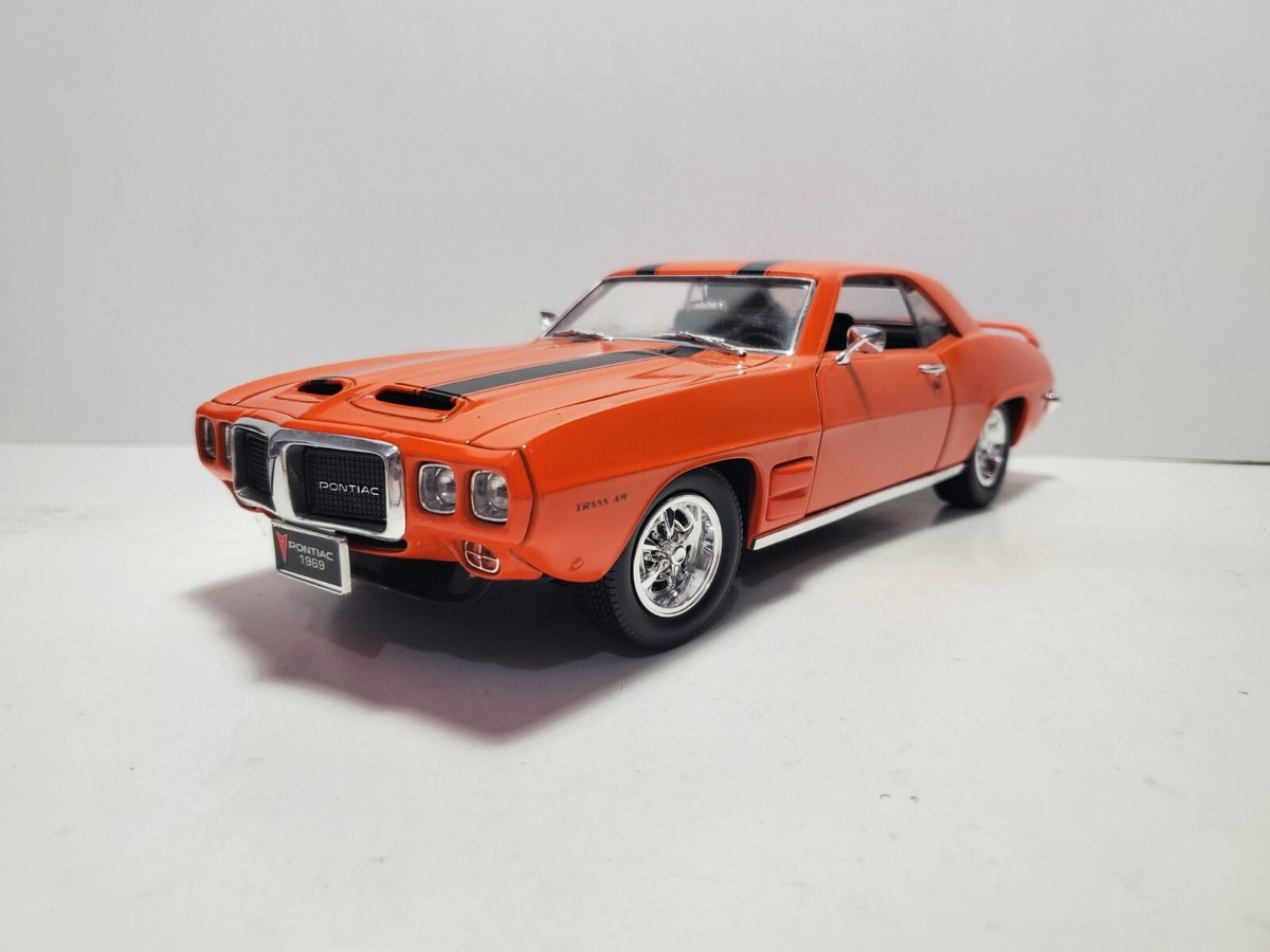 1969 Pontiac Firebird Trans Am Road Signature 1:18 Scale