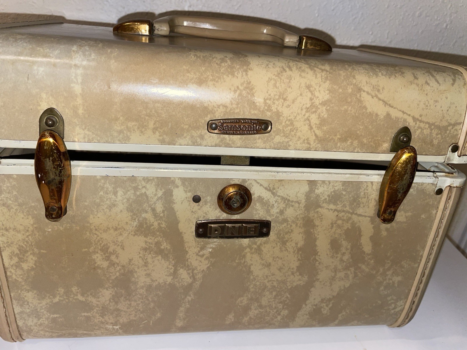 Vintage 1950s SAMSONITE SHWAYDER BROS. Beige Train Case/cosmetics Case