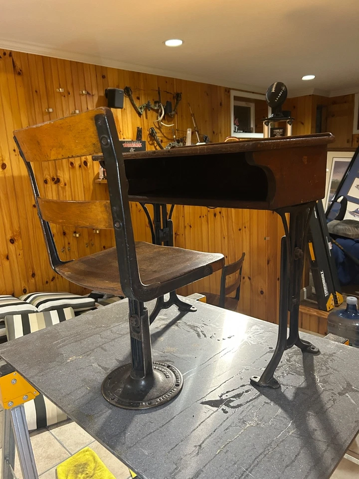 Antiga mesa e cadeira Chandler “The Boston” ferro fundido altura ajustável estudantes - Imagem 2 de 4