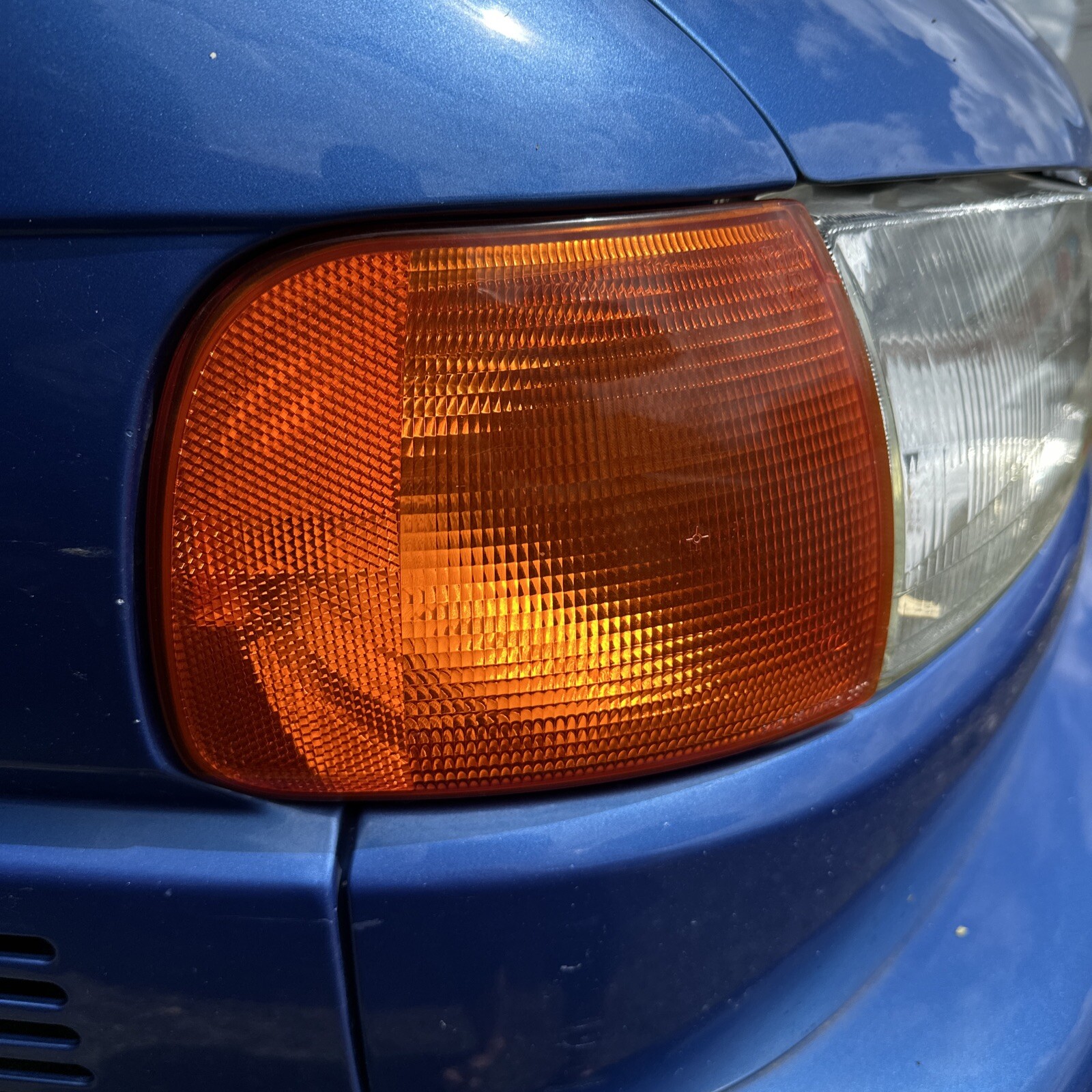 19962003 VOLKSWAGEN EUROVAN FRONT PASSENGER SIDE TURN SIGNAL MARKER