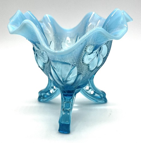 Antiguo cuenco rosa con patas con borde opalescente y margarita azul hielo Dugan Glass Co. - Imagen 6 de 11