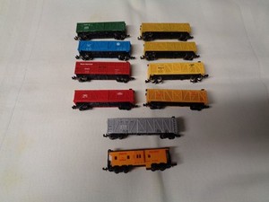 N Gauge  8 Livestock / Cattle Open Freight Cars, Plus Caboose, Total 9 Cars.