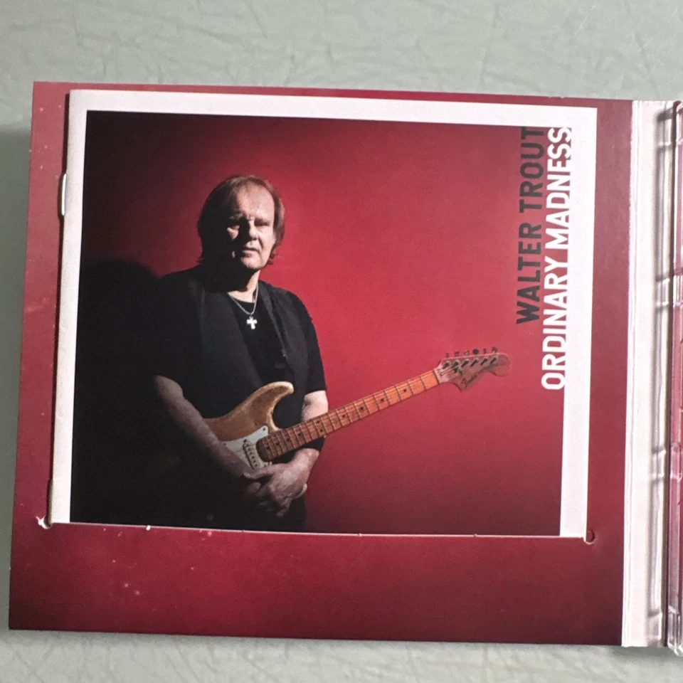 Ordinary Madness (Deluxe Edition) by Walter Trout [Audio CD] Foto 4 de 4