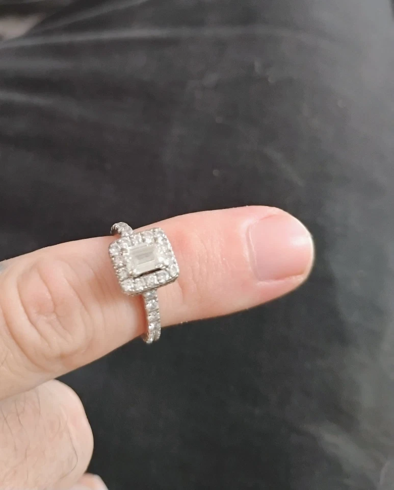 Помолвочное кольцо Neil Lane из 14-каратного белого золота с бриллиантом гало изумрудной огранки размер: 5,5 1,3 карата - Изображение 4 из 4