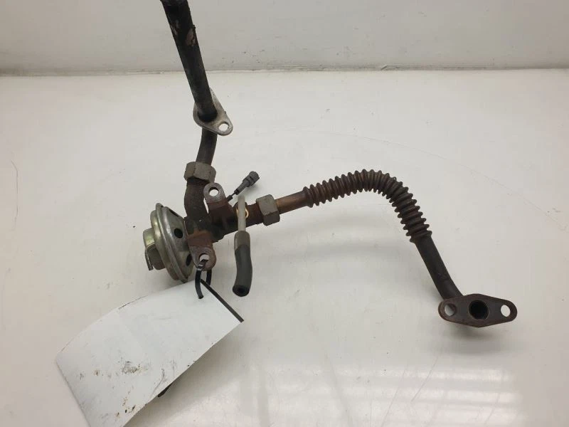 Toyota Pickup Deluxe 1989 3,0 L 4x4 MT EGR válvula Foto 4 de 4