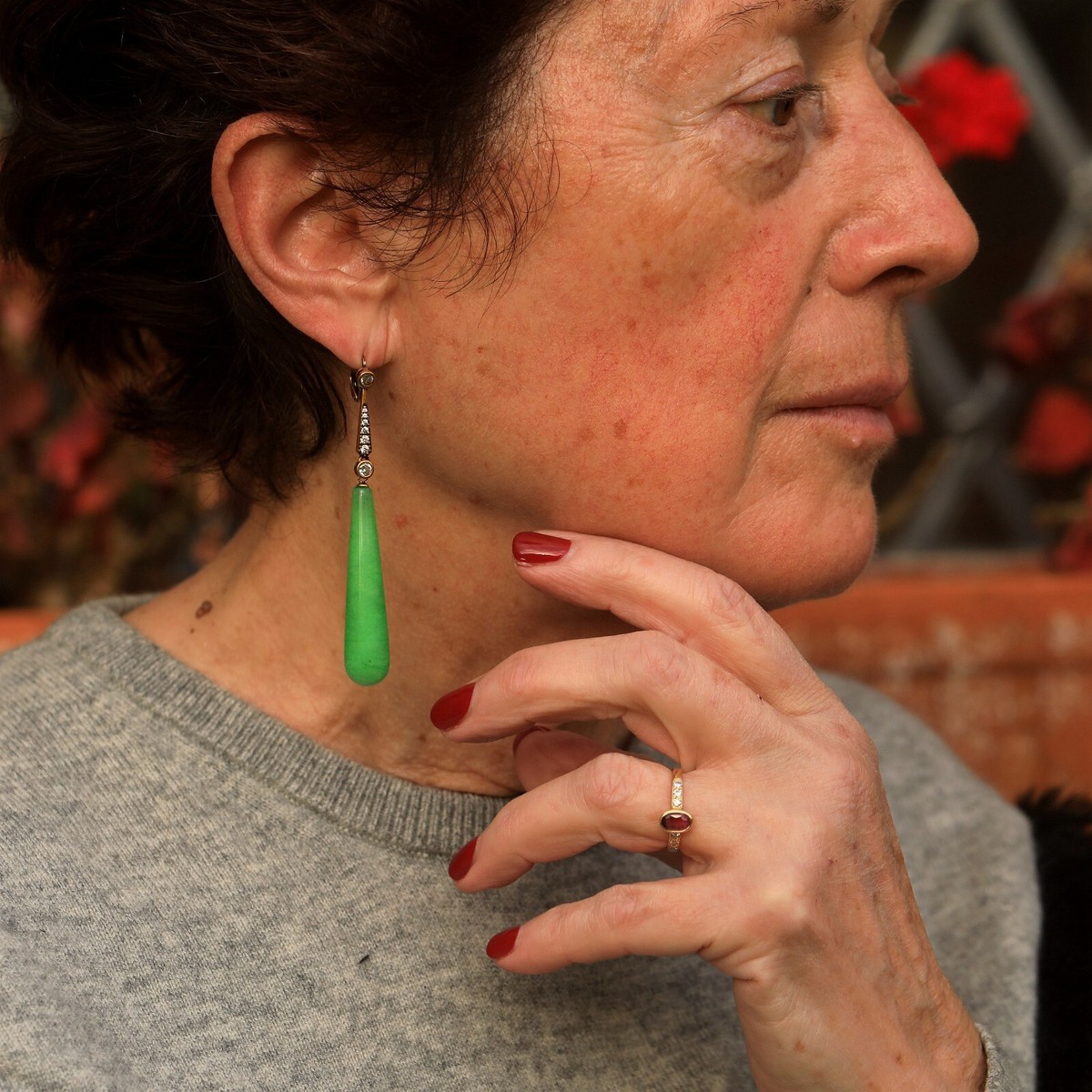 Boucles D'oreilles Clous Dorés – Motif Floral, Verre Vert Et CZ, Style Art Déco (neuf)