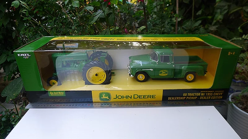 Conjunto de trator de gramado e jardim John Deere 1963 1/16 110 e 2013 X320 50º aniversário - Imagem 2 de 4
