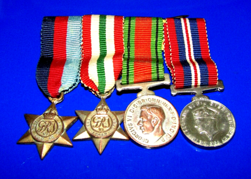 WW11 Australia Set of 4 Miniature Medals Mounted - Foto 1 di 2