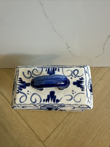 Delft blue, clock 8" high, 3.75” deep, 6 1/8”wide - Picture 6 of 6
