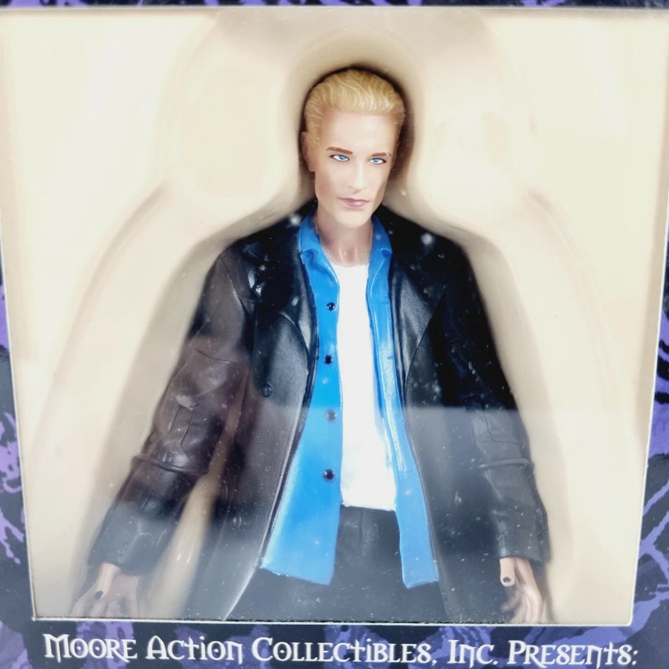 Figura de acción Buffy The Vampire Slayer Spike Blue Scarf 2003 exclusiva de IKon Foto 2 de 4