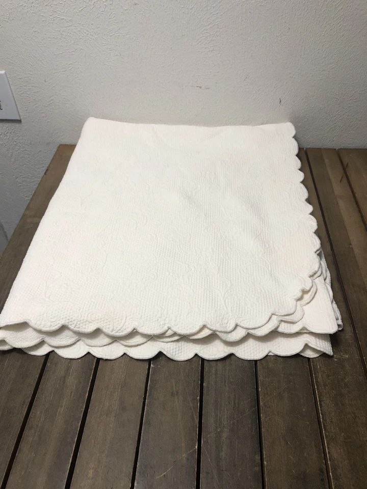 FUNDA COBERTOR FLORAL MARFIL SFERRA BROS TAMAÑO KING FESTONEADA 102 x88" Usada en Excelente Condición Foto 4 de 4