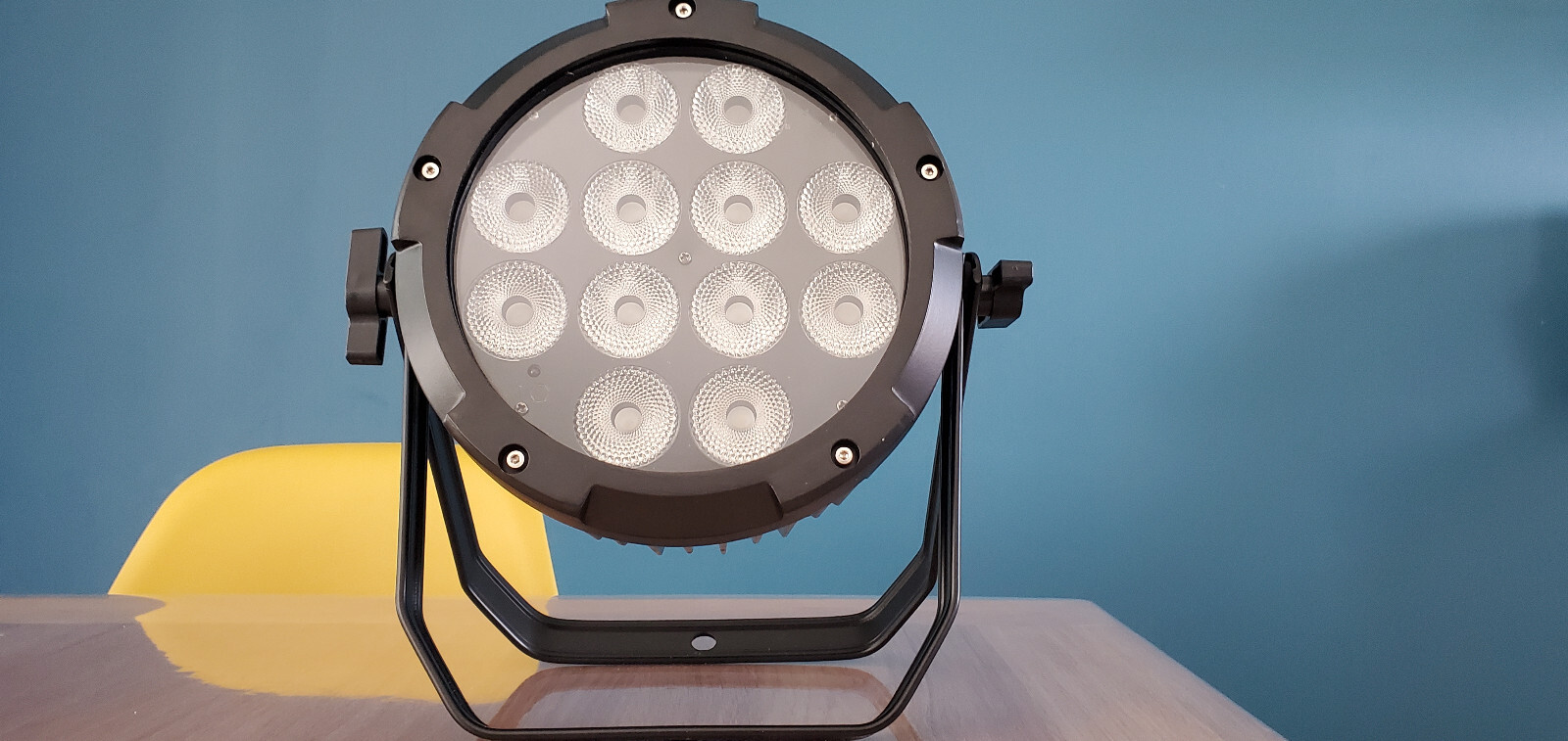 Projecteur LED 12x18W étanche IP65 avec batterie longue autonomie