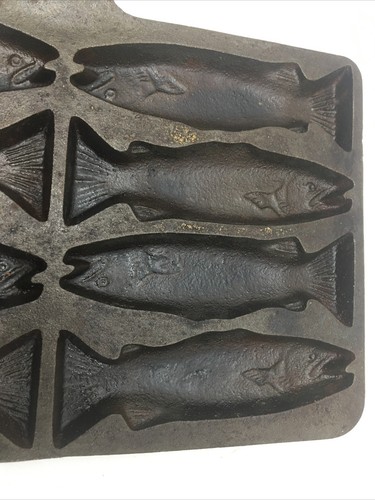 Rare Vintage Cast Iron Fish Pan Corn Bread Skillet 8 salmon shaped compartments - Picture 4 of 5