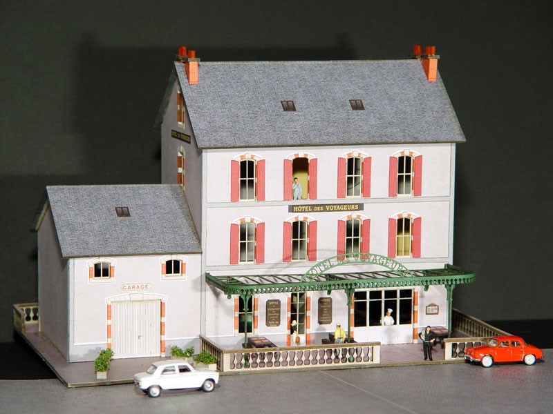 Immeuble droit Hôtel des Voyageurs HO : solution décor réaliste prêt à monter VIL026