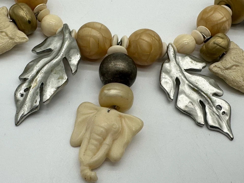 Collar De Colección Les Bernard Elefante León Crema y Oro Grueso Tono Plata Cuentas Foto 2 de 4