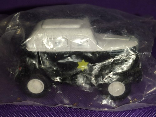 Dick Tracy Pull Back Car And 3 Enamel Keychains - 第 4/8 張圖片