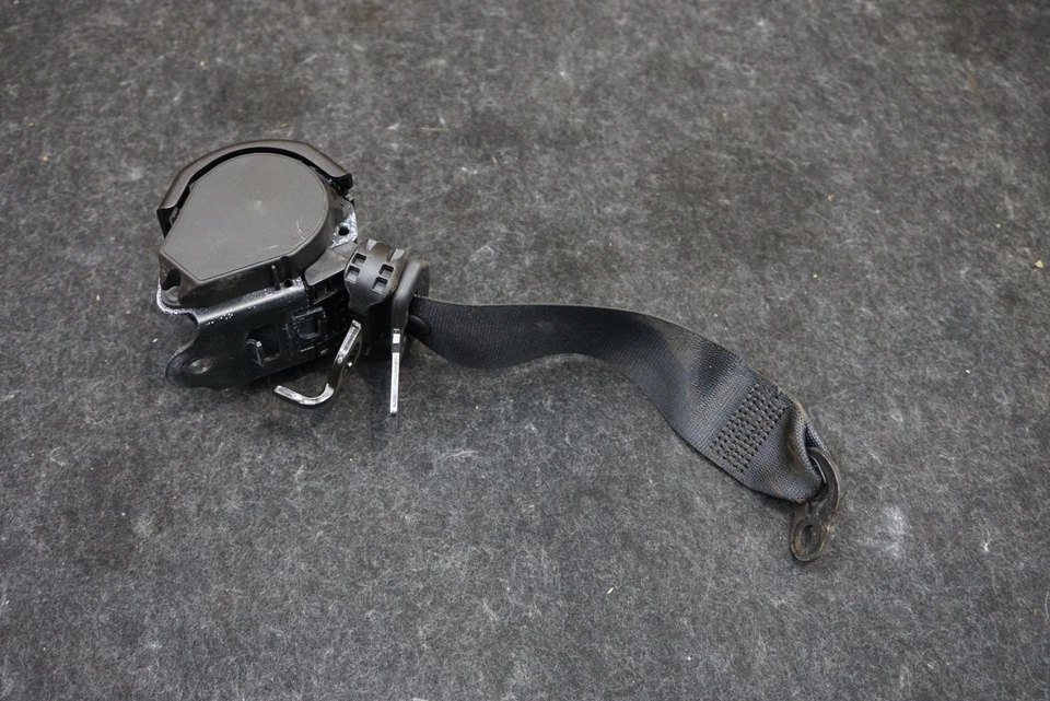 Retractor de cinturón de seguridad trasero izquierdo y derecho convertible OEM 72117293060 BMW M4 2016 Foto 4 de 4