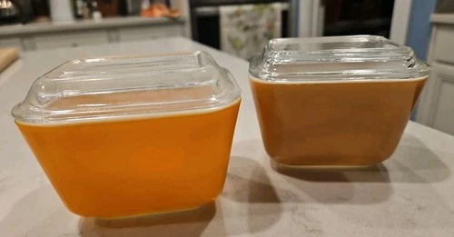 SET OF 2 Vtg PYREX  Refrigerator Dishes 501B 1-1/2 Cup With Lids  BEIGE & ORANGE