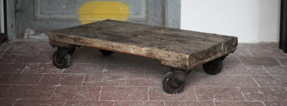 Table basse chariot vintage, table bois industrielle sur roulettes - Photo 4/4