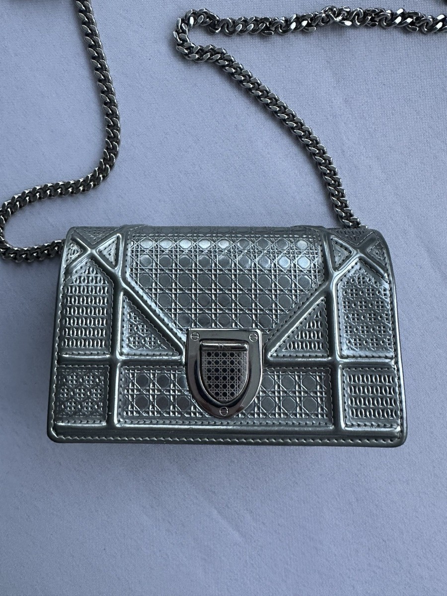 Dior シルバー クロコダイル風ショルダーバッグ Dior Diorama Silver Metallic Shoulder Bag Chain Strap Geometric