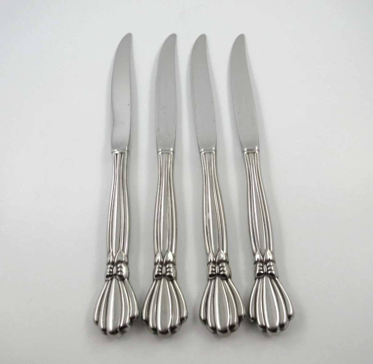 Oneida Deluxe ALEXIS 4 Serrated Steak Knives Stainless Steel Flatware
Opens in a new window or tab