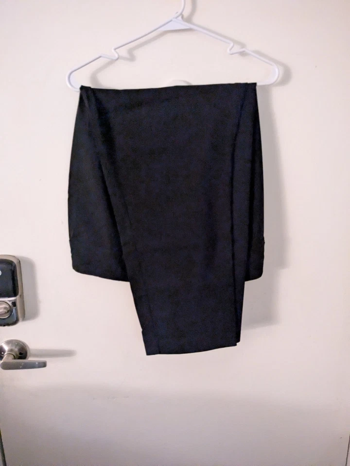 VENTA $11.99 Signature Adelgazante C. J. Pantalones de vestir negros Banks talla 24P Foto 3 de 3