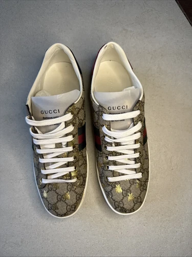 Gucci Ace GG Supreme toile avec imprimé abeilles dorées / détail cuir vert et rouge