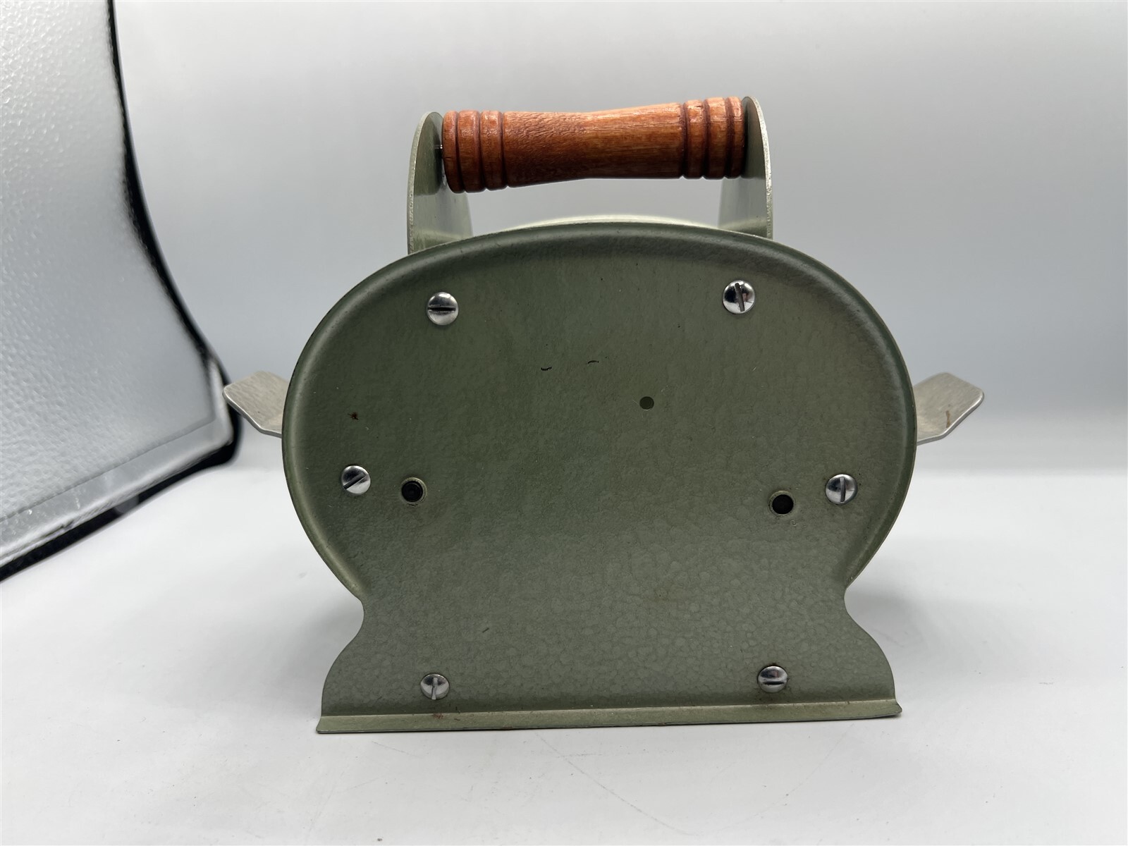 VINTAGE NESTER JOHNSON HAND CRANK METAL CARD SHUFFLER MADE IN USA GREEN