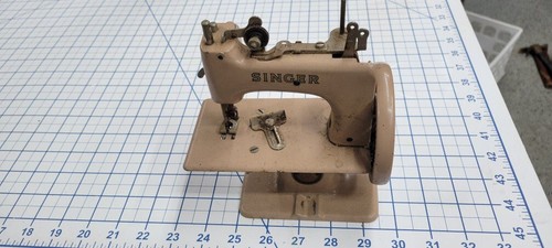 VINTAGE HAND CRANK SINGER SEWHANDY MODEL 20 Mini Sewing Machine