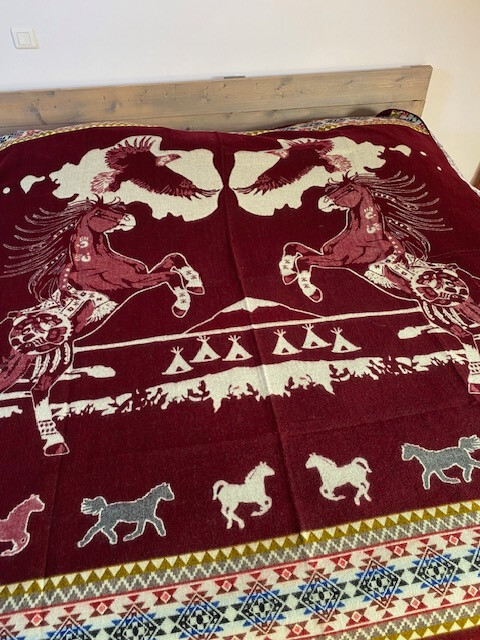 Couverture lit 2P mélange laine alpaga rouge CHEVAL CA017 idéale pour les nuits fraîches d'hiver