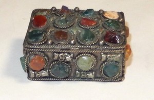 OLD CHINESE HAND MADE SEMI PRECIOUS STONES SILVER TRINKET JAR PILL BOX