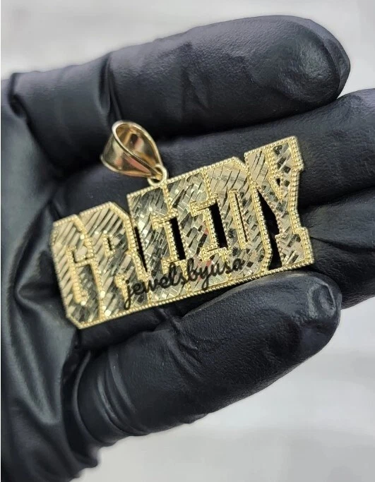 Colgante de metal macizo para hombre con nombre personalizado "GREEDY" chapado en oro amarillo de 14K plateado Foto 4 de 4