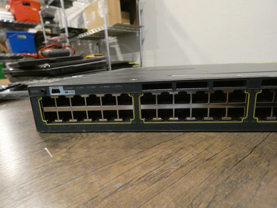 Conmutador Ethernet Gigabit de 48 puertos Cisco Catalyst 3560X WS-C3560X-48T-S Foto 2 de 4