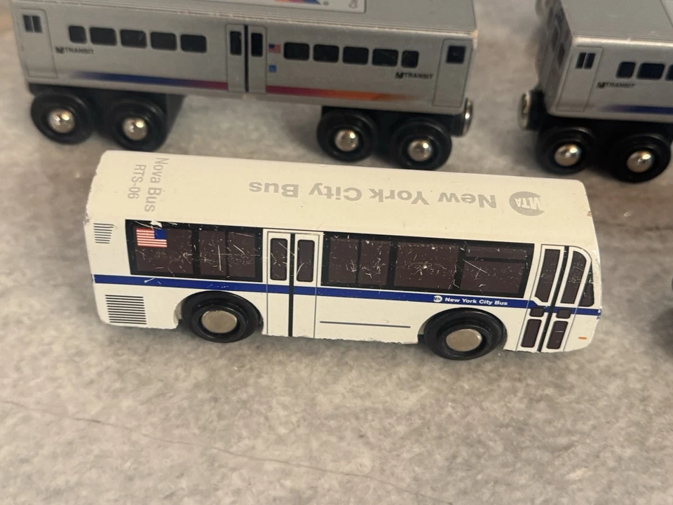 9 trenes de tránsito Munipals Nueva Jersey y vagones de metro de Nueva York - ALP-46, multinivel, etc. Foto 2 de 4