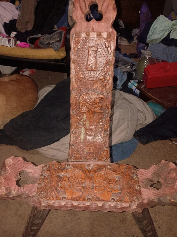 Silla de parto Span siglo XVIII, soportes 3' de alto 2' de ancho madera con cuero caballero Foto 2 de 2