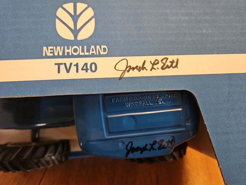 NUEVO HOLLAND TV-140 *FIRMADO* POR JOSEPH ERTL TRACTOR ESCALA 1/16 FARM PROGRESS 1998 Foto 2 de 4