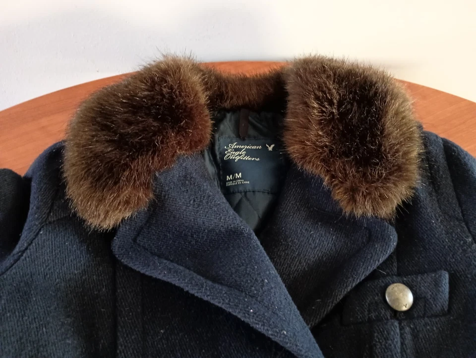 Abrigo para mujer American Eagle mediano azul lana cuello de piel chaquetón de doble botonadura  Foto 3 de 4